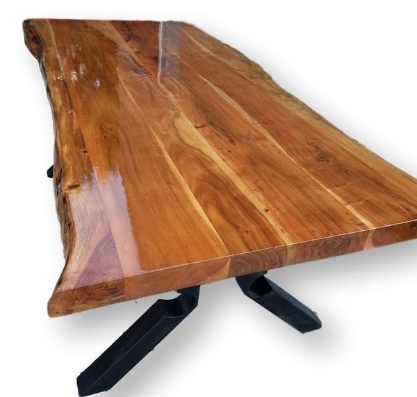 Stoere boomstam tafel van Acacia hout met luxe epoxylaag